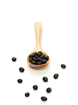 포토 JPG 스튜디오촬영 콩 곡류 실내 사람없음 숟가락 검은색 컬러푸드 검은콩 국내포토 컬러 수저 내부 파일형식