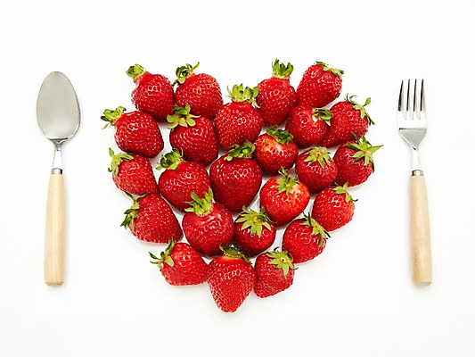 포토 JPG 스튜디오촬영 포크 과일 딸기 실내 사람없음 빨간색 숟가락 하트 컬러푸드 국내포토 모양 식기 컬러 수저 내부 파일형식