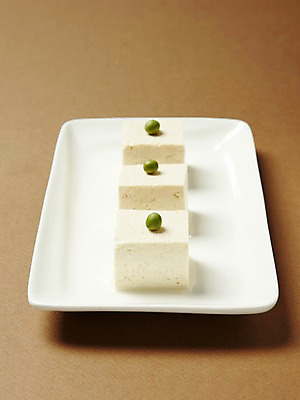 포토 JPG 스튜디오촬영 접시 채소 곡류 실내 사람없음 흰색 완두콩 두부 컬러푸드 국내포토 식기 컬러 콩 내부 파일형식