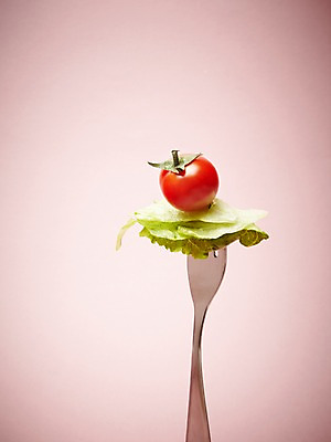 포토 JPG 스튜디오촬영 포크 채소 방울토마토 실내 사람없음 빨간색 연두색 양배추 컬러푸드 국내포토 식기 컬러 토마토 내부 초록색 파일형식