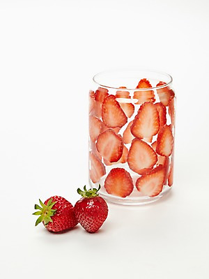 포토 JPG 스튜디오촬영 과일 딸기 단면 유리병 실내 사람없음 빨간색 슬라이스 컬러푸드 국내포토 컬러 병_용기 내부 파일형식