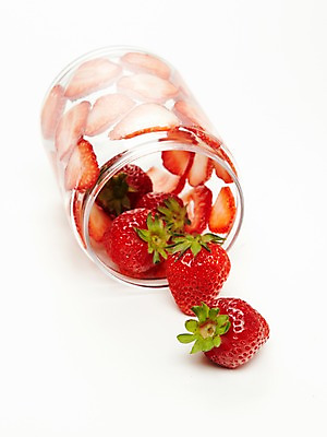 포토 JPG 스튜디오촬영 조각 과일 딸기 유리병 실내 사람없음 빨간색 슬라이스 컬러푸드 국내포토 컬러 병_용기 내부 파일형식