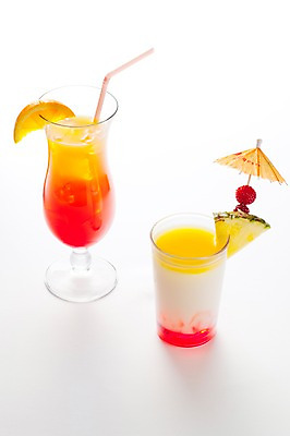 포토 JPG 스튜디오촬영 음료 조각 과일 주류 실내 빨대 사람없음 빨간색 주황색 칵테일 슬라이스 두잔 데킬라선라이즈 피나콜라다 국내포토 컬러 2 내부 파일형식
