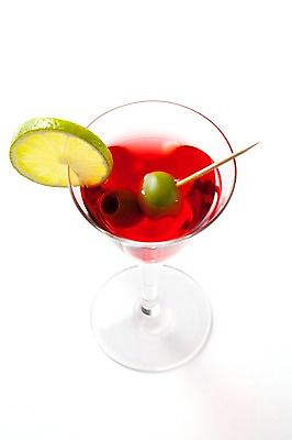 포토 JPG 스튜디오촬영 열매 음료 조각 한잔 주류 실내 사람없음 빨간색 칵테일 올리브 슬라이스 라임 레드마티니 마티니 국내포토 식물 1 컬러 과일 내부 파일형식