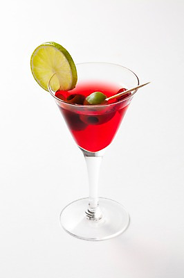포토 JPG 스튜디오촬영 열매 음료 조각 한잔 주류 실내 사람없음 빨간색 칵테일 올리브 슬라이스 라임 레드마티니 마티니 국내포토 식물 1 컬러 과일 내부 파일형식