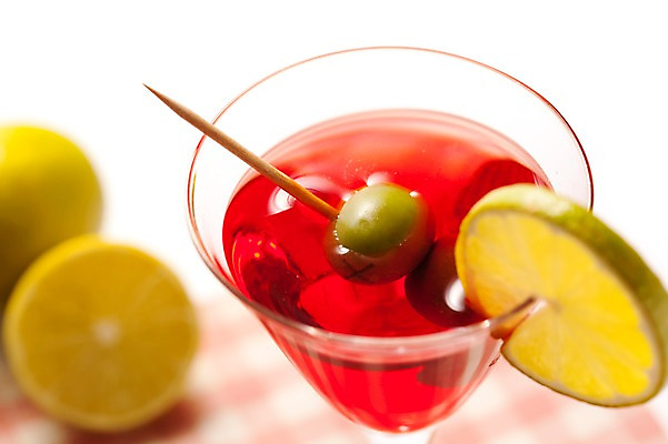 포토 JPG 스튜디오촬영 열매 음료 조각 한잔 주류 실내 사람없음 빨간색 칵테일 올리브 슬라이스 라임 레드마티니 국내포토 식물 1 컬러 과일 내부 마티니 파일형식