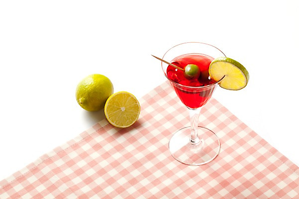 포토 JPG 스튜디오촬영 열매 음료 조각 한잔 주류 실내 사람없음 빨간색 식탁보 칵테일 올리브 슬라이스 라임 레드마티니 마티니 국내포토 식물 1 컬러 과일 내부 파일형식