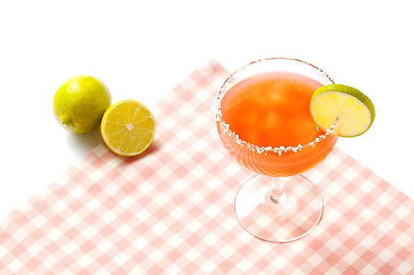 포토 JPG 스튜디오촬영 음료 조각 한잔 주류 실내 사람없음 주황색 식탁보 칵테일 슬라이스 라임 루비레드마가리타 국내포토 1 컬러 과일 내부 마르가리타 파일형식