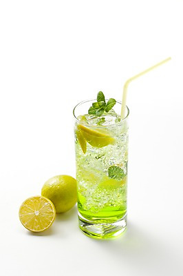 포토 JPG 스튜디오촬영 음료 조각 한잔 주류 실내 빨대 사람없음 초록색 얼음 칵테일 슬라이스 라임 라임모히토 국내포토 자연요소 1 컬러 과일 내부 파일형식