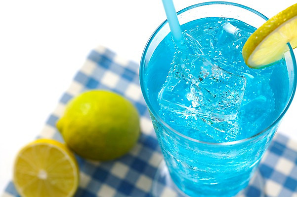 포토 JPG 스튜디오촬영 음료 음식 조각 한잔 주류 실내 빨대 사람없음 파란색 식탁보 칵테일 슬라이스 라임 블루라군 국내포토 1 컬러 과일 내부 파일형식