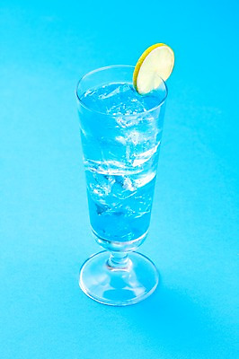 포토 JPG 스튜디오촬영 음료 음식 조각 한잔 주류 실내 사람없음 파란색 얼음 칵테일 레몬 슬라이스 블루라군 국내포토 자연요소 1 컬러 과일 내부 파일형식
