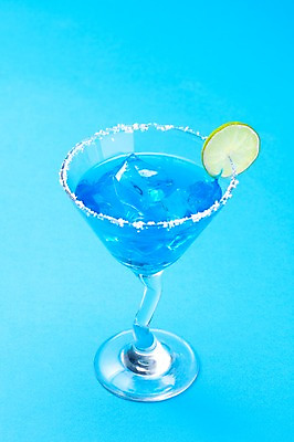 포토 JPG 스튜디오촬영 음료 음식 조각 한잔 주류 실내 누끼 사람없음 파란색 칵테일 슬라이스 라임 블루마가리타 국내포토 1 컬러 과일 내부 마르가리타 파일형식