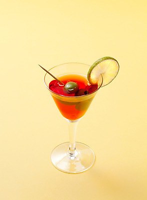 포토 JPG 스튜디오촬영 열매 음료 음식 조각 한잔 주류 실내 사람없음 빨간색 칵테일 올리브 슬라이스 라임 레드마티니 마티니 국내포토 식물 1 컬러 과일 내부 파일형식