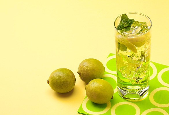 포토 JPG 스튜디오촬영 음료 음식 조각 과일 한잔 주류 실내 사람없음 노란색 식탁보 칵테일 라임 라임모히토 국내포토 1 컬러 내부 파일형식