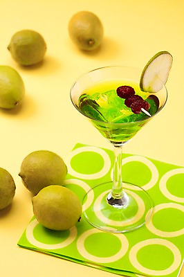 포토 JPG 스튜디오촬영 음료 음식 조각 과일 한잔 주류 실내 사람없음 초록색 식탁보 칵테일 라임 미도리그린코스모 국내포토 1 컬러 내부 파일형식