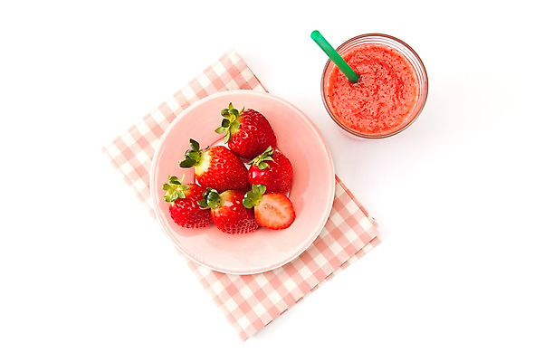 포토 JPG 스튜디오촬영 음료 음식 과일 딸기 잔 실내 빨대 사람없음 빨간색 주스 식탁보 과일주스 딸기주스 제철과일 국내포토 식기 컬러 내부 제철 파일형식