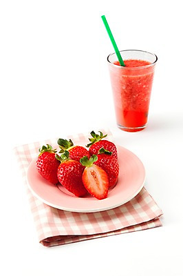 포토 JPG 스튜디오촬영 음료 음식 과일 딸기 잔 실내 빨대 누끼 사람없음 빨간색 주스 식탁보 과일주스 딸기주스 제철과일 국내포토 식기 컬러 내부 제철 파일형식