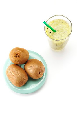 포토 JPG 스튜디오촬영 음료 음식 과일 잔 한잔 실내 키위 빨대 사람없음 주스 과일주스 키위주스 국내포토 1 식기 내부 파일형식