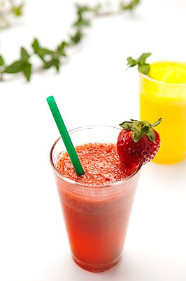 포토 JPG 스튜디오촬영 음료 음식 과일 딸기 잔 실내 빨대 누끼 사람없음 장식 빨간색 주스 과일주스 오렌지주스 담쟁이덩굴 아이비 딸기주스 제철과일 국내포토 식물 식기 컬러 내부 덩굴 제철 파일형식