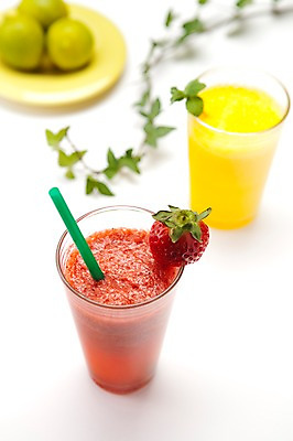 포토 JPG 스튜디오촬영 음료 음식 과일 딸기 잔 실내 빨대 사람없음 장식 빨간색 주스 과일주스 오렌지주스 담쟁이덩굴 아이비 딸기주스 제철과일 국내포토 식물 식기 컬러 내부 덩굴 제철 파일형식