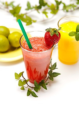 포토 JPG 스튜디오촬영 음료 음식 과일 딸기 잔 실내 빨대 사람없음 장식 빨간색 주스 과일주스 오렌지주스 담쟁이덩굴 라임 아이비 딸기주스 제철과일 국내포토 식물 식기 컬러 내부 덩굴 제철 파일형식