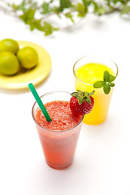 포토 JPG 스튜디오촬영 음료 음식 과일 딸기 잔 실내 빨대 사람없음 장식 빨간색 주스 과일주스 오렌지주스 담쟁이덩굴 라임 아이비 딸기주스 국내포토 식물 식기 컬러 내부 덩굴 파일형식