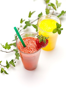 포토 JPG 스튜디오촬영 음료 음식 과일 딸기 잔 실내 빨대 사람없음 장식 빨간색 주스 과일주스 오렌지주스 담쟁이덩굴 아이비 딸기주스 국내포토 식물 식기 컬러 내부 덩굴 파일형식
