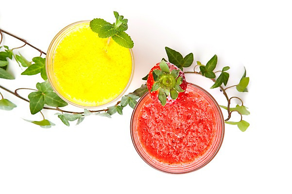 포토 JPG 스튜디오촬영 음료 음식 과일 딸기 잔 실내 사람없음 장식 빨간색 주스 과일주스 오렌지주스 담쟁이덩굴 아이비 딸기주스 국내포토 식물 식기 컬러 내부 덩굴 파일형식