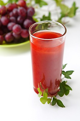 포토 JPG 스튜디오촬영 음료 음식 과일 포도 잔 한잔 실내 사람없음 장식 빨간색 주스 과일주스 담쟁이덩굴 아이비 포도주스 국내포토 식물 1 식기 컬러 내부 덩굴 파일형식