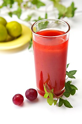 포토 JPG 스튜디오촬영 음료 음식 과일 포도 잔 한잔 실내 사람없음 장식 빨간색 주스 과일주스 담쟁이덩굴 라임 아이비 포도알 포도주스 국내포토 식물 1 식기 컬러 내부 덩굴 파일형식