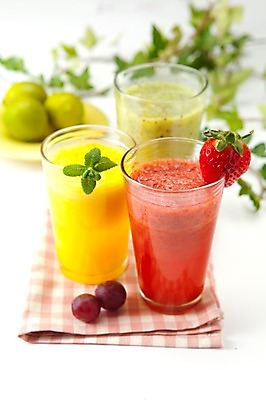 포토 JPG 스튜디오촬영 음료 음식 과일 잔 실내 사람없음 장식 주스 과일주스 오렌지주스 담쟁이덩굴 라임 아이비 포도알 키위주스 포도주스 국내포토 식물 식기 포도 내부 덩굴 파일형식