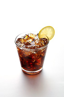 포토 JPG 스튜디오촬영 음료 음식 조각 한잔 실내 사람없음 갈색 얼음 레몬 슬라이스 탄산음료 국내포토 자연요소 1 컬러 과일 내부 탄산 파일형식