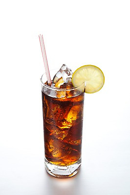 포토 JPG 스튜디오촬영 음료 음식 조각 한잔 실내 빨대 사람없음 갈색 얼음 레몬 슬라이스 탄산음료 국내포토 자연요소 1 컬러 과일 내부 탄산 파일형식