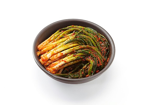 포토 JPG 스튜디오촬영 그릇 한식 반찬 실내 누끼 사람없음 전통음식 흰배경 담기 발효 발효음식 파김치 국내포토 전통 식기 음식 백그라운드 모션 김치 내부 흰색 파일형식