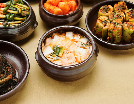 포토 JPG 스튜디오촬영 그릇 한식 반찬 김치 실내 종류 사람없음 다양 전통음식 항아리 깍두기 담기 발효 나박김치 발효음식 총각김치 파김치 오이소박이 노란배경 오이김치 국내포토 전통 식기 음식 다수 백그라운드 모션 내부 노란색 도자기 파일형식