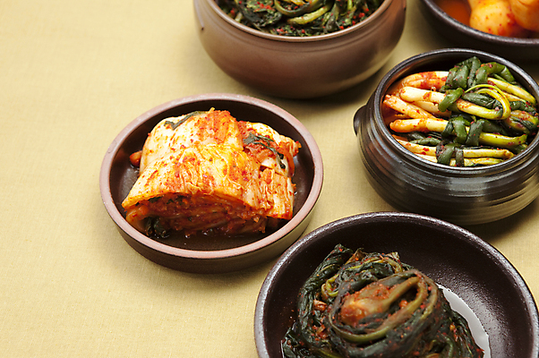 포토 JPG 스튜디오촬영 한식 반찬 김치 실내 종류 사람없음 다양 전통음식 깍두기 발효 배추김치 발효음식 총각김치 파김치 열무김치 노란배경 국내포토 전통 음식 다수 백그라운드 내부 노란색 파일형식 컬러