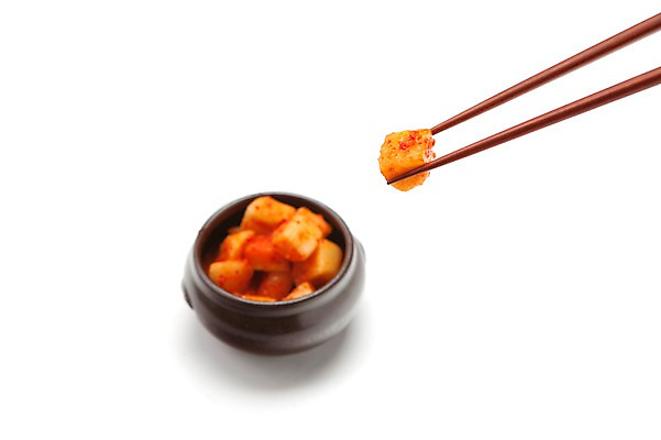 포토 JPG 스튜디오촬영 한식 젓가락 반찬 김치 실내 누끼 사람없음 전통음식 깍두기 흰배경 발효 발효음식 국내포토 전통 음식 수저 내부 흰색 파일형식 식기 컬러