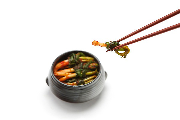 포토 JPG 스튜디오촬영 한식 젓가락 반찬 김치 실내 누끼 사람없음 전통음식 흰배경 발효 발효음식 파김치 국내포토 전통 음식 백그라운드 수저 내부 흰색 파일형식