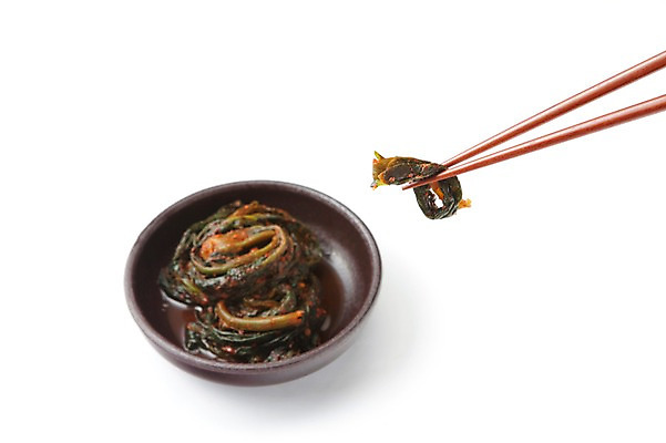 포토 JPG 스튜디오촬영 한식 젓가락 반찬 김치 실내 누끼 사람없음 전통음식 흰배경 발효 발효음식 갓김치 국내포토 전통 음식 백그라운드 수저 내부 흰색 파일형식