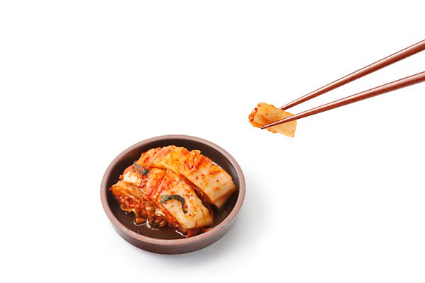 포토 JPG 스튜디오촬영 한식 젓가락 반찬 김치 실내 누끼 사람없음 전통음식 흰배경 발효 배추김치 발효음식 국내포토 전통 음식 백그라운드 수저 내부 흰색 파일형식