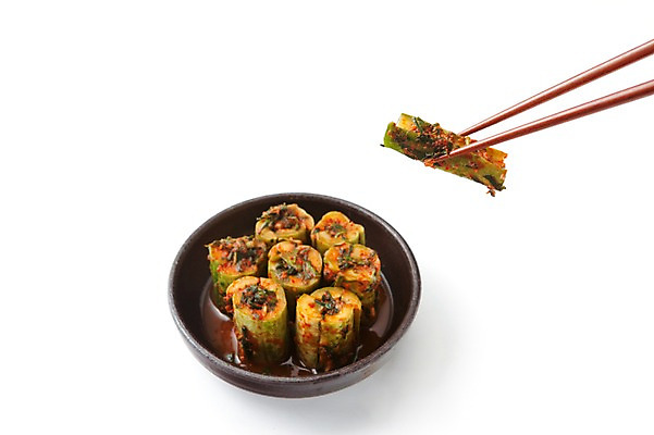 포토 JPG 스튜디오촬영 한식 젓가락 반찬 김치 실내 누끼 사람없음 전통음식 흰배경 발효 발효음식 오이소박이 오이김치 국내포토 전통 음식 백그라운드 수저 내부 흰색 파일형식