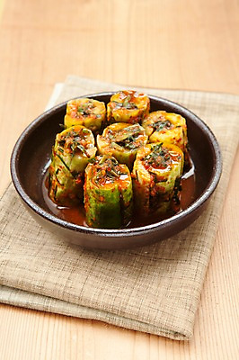 포토 JPG 스튜디오촬영 한식 반찬 김치 실내 사람없음 전통음식 천 발효 발효음식 오이소박이 국내포토 전통 음식 내부 직물 파일형식