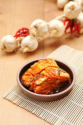 포토 JPG 스튜디오촬영 한식 반찬 김치 실내 마늘 사람없음 전통음식 발효 대나무발 배추김치 발효음식 국내포토 전통 음식 채소 내부 파일형식