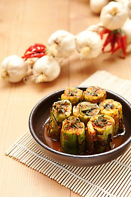 포토 JPG 스튜디오촬영 한식 반찬 김치 실내 마늘 사람없음 전통음식 발효 대나무발 발효음식 오이소박이 국내포토 전통 음식 채소 내부 파일형식