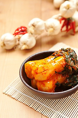 포토 JPG 스튜디오촬영 한식 반찬 김치 실내 마늘 사람없음 전통음식 발효 대나무발 발효음식 총각김치 국내포토 전통 음식 채소 내부 파일형식