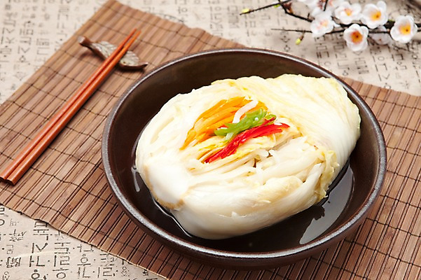 포토 JPG 스튜디오촬영 한식 젓가락 반찬 김치 실내 사람없음 전통음식 발효 대나무발 백김치 발효음식 국내포토 전통 음식 수저 내부 파일형식