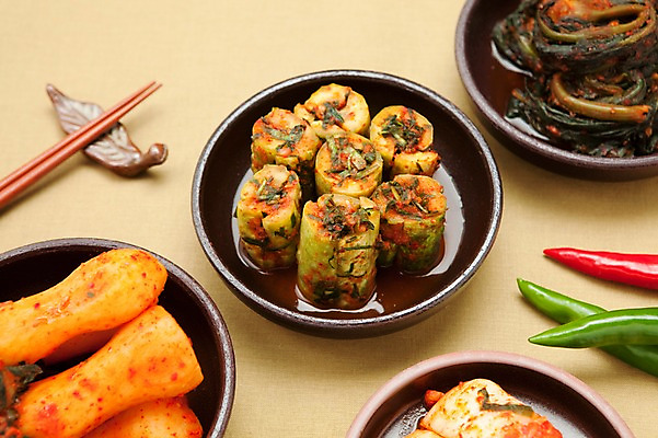 포토 JPG 스튜디오촬영 한식 젓가락 고추 반찬 김치 실내 종류 사람없음 다양 전통음식 깍두기 발효 발효음식 오이소박이 국내포토 전통 음식 다수 채소 수저 내부 파일형식