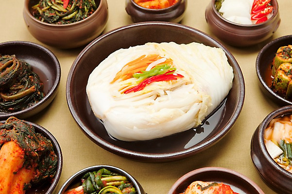 포토 JPG 스튜디오촬영 한식 반찬 김치 실내 종류 사람없음 다양 전통음식 깍두기 발효 배추김치 백김치 나박김치 동치미 발효음식 총각김치 파김치 열무김치 오이소박이 국내포토 전통 음식 다수 내부 파일형식