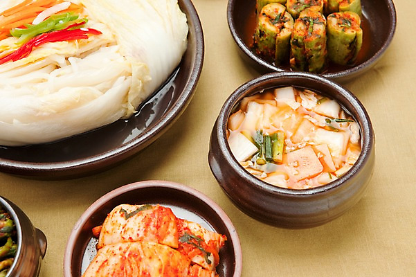 포토 JPG 스튜디오촬영 한식 반찬 김치 실내 종류 사람없음 다양 전통음식 발효 배추김치 백김치 나박김치 발효음식 오이소박이 국내포토 전통 음식 다수 내부 파일형식