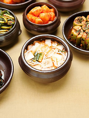 포토 JPG 스튜디오촬영 한식 반찬 김치 실내 종류 사람없음 다양 전통음식 깍두기 발효 나박김치 발효음식 총각김치 파김치 오이소박이 국내포토 전통 음식 다수 내부 파일형식